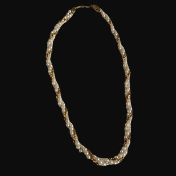 White Faux Twisted Seed Pearl Necklace & Gold Tone Chain Accent Threaded . - Picture 2 of 9